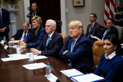 11 de marzo: a pesar de las advertencias, el presidente Donald Trump no canceló sus reuniones y asistió a eventos multitudinarios