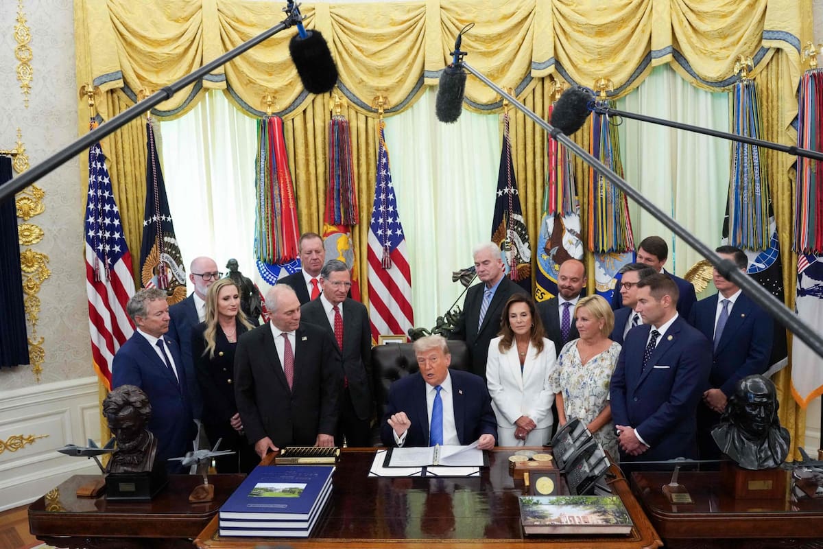 El presidente Donald Trump promulgó la Secure America Act