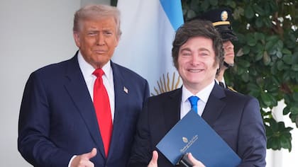 El presidente Donald Trump recibe al presidente de Argentina, Javier Milei, a su llegada a la Casa Blanca