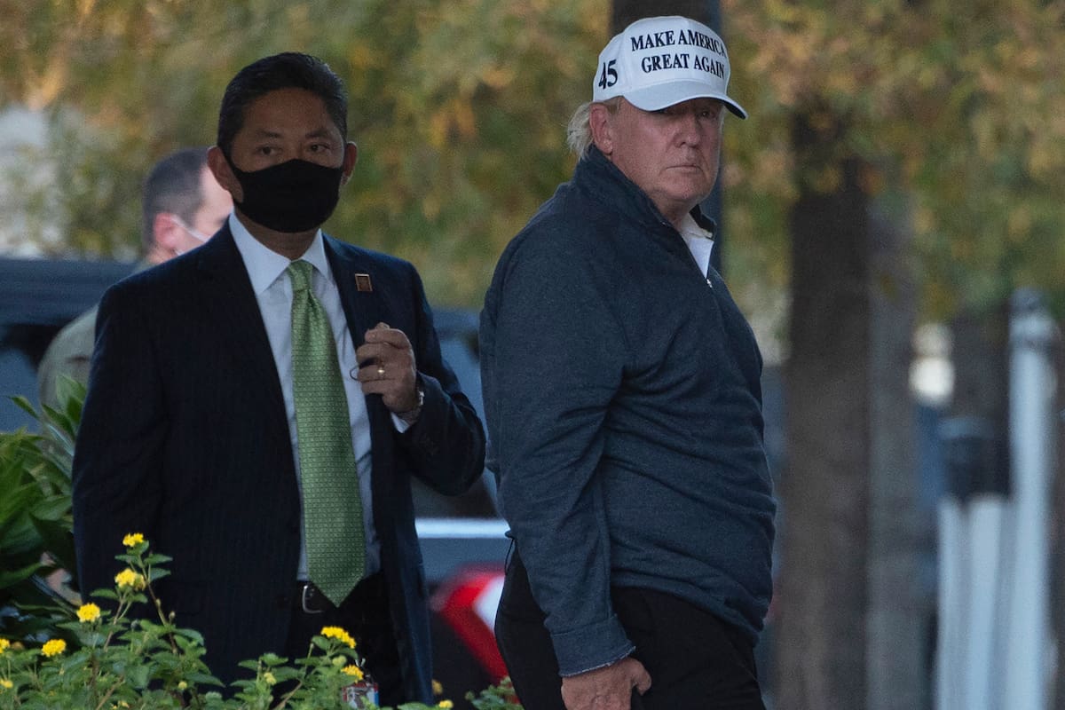 El presidente Donald Trump regresa a la Casa Blanca después de jugar golf en Washington, DC el 7 de noviembre de 2020, después de que Joe Biden fuera declarado ganador de las elecciones presidenciales de 2020