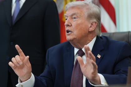 El presidente Donald Trump responde a preguntas de periodistas en el Salón Oval de la Casa Blanca, en Washington, el martes 31 de marzo de 2026. (AP Foto/Alex Brandon)