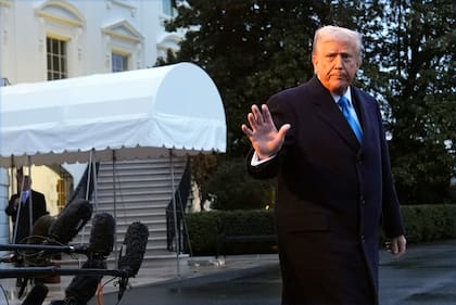 El presidente Donald Trump sale de la Casa Blanca, el 31 de enero de 2025, en Washington, con destino a Florida. (AP/Jacquelyn Martin)
