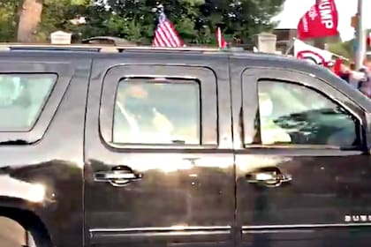 El presidente Donald Trump salió del hospital para saludar a sus simpatizantes
