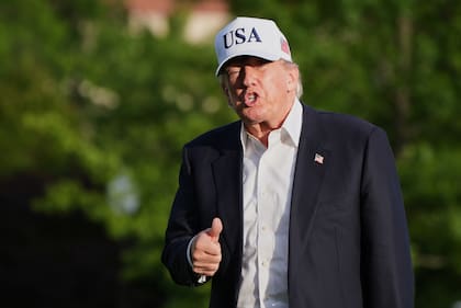 El presidente Donald Trump saluda a los periodistas mientras camina por el jardín sur de la Casa Blanca
