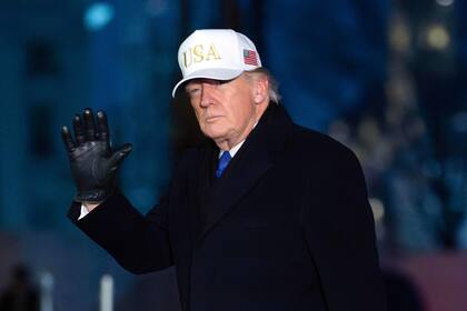 El presidente Donald Trump saluda a los reporteros mientras camina por el Jardín Sur de la Casa Blanca,