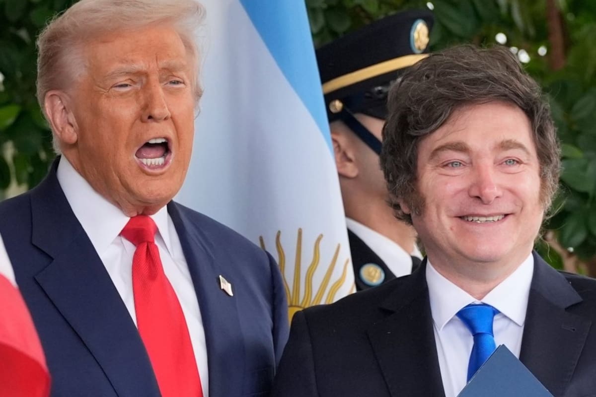 El presidente Donald Trump saluda al presidente Javier Milei en la Casa Blanca, el 14 de octubre.