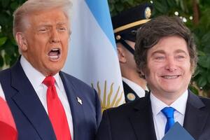 El presidente Donald Trump saluda al presidente Javier Milei en la Casa Blanca, el 14 de octubre.