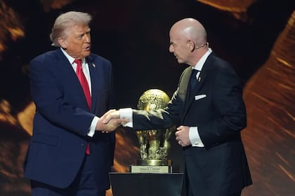 El presidente Donald Trump saluda al presidente de la FIFA, Gianni Infantino, durante el sorteo de la Copa Mundial, el 5 de diciembre de 2025, en Washington.