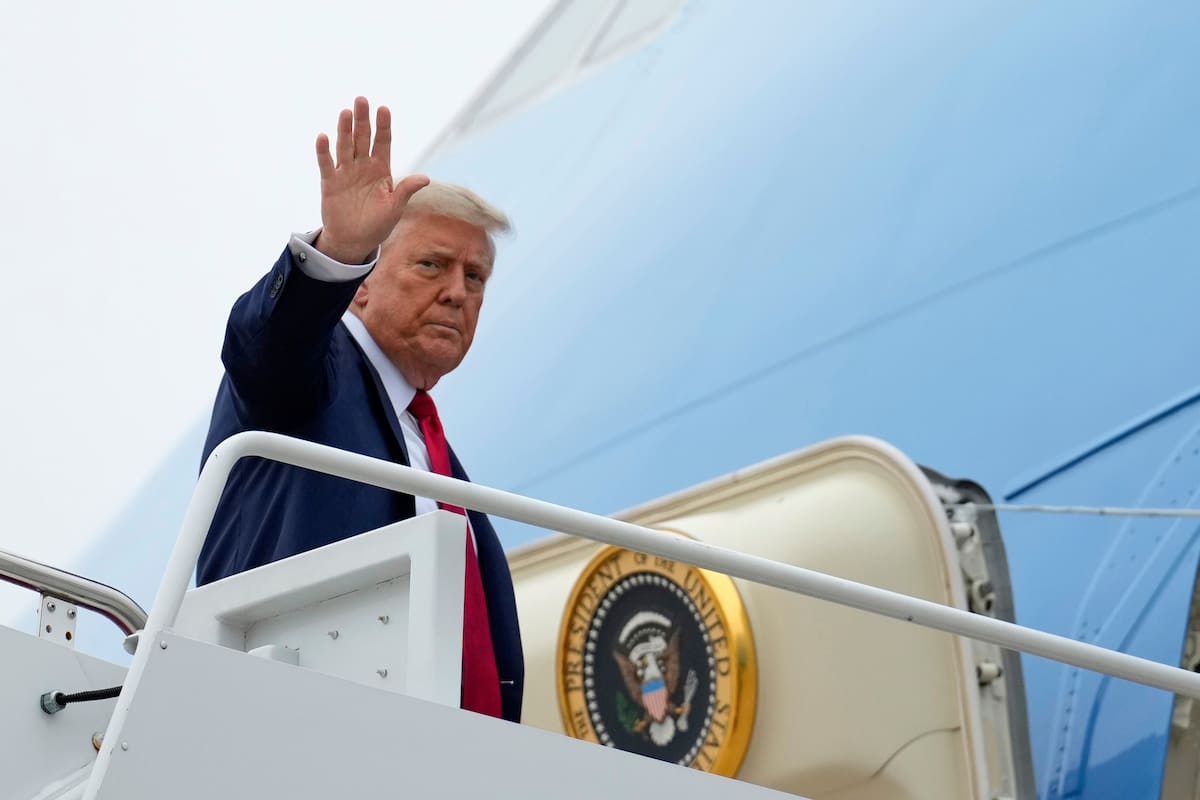 El presidente Donald Trump saluda antes de abordar el Air Force One el domingo 15 de junio de 2025, en la Base Conjunta Andrews, Maryland, para viajar a Canadá con el fin de participar en la cumbre del G7. (AP Foto/Mark Schiefelbein)