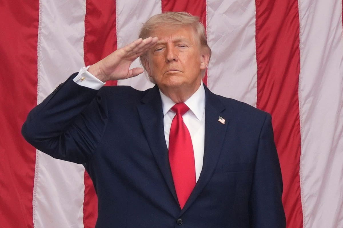 El presidente Donald Trump saluda durante la interpretación de "Taps" en la 158.ª conmemoración nacional del Día de los Caídos, que coincide con el 250.º aniversario de la nación, en el Anfiteatro Memorial del Cementerio Nacional de Arlington