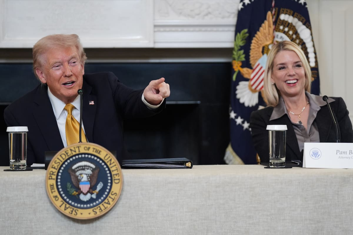 El presidente Donald Trump señala a un periodista para que le haga una pregunta durante una mesa redonda sobre cárteles delictivos en el Comedor de Estado de la Casa Blanca