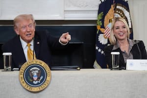 El presidente Donald Trump señala a un periodista para que le haga una pregunta durante una mesa redonda sobre cárteles delictivos en el Comedor de Estado de la Casa Blanca