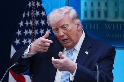 El presidente Donald Trump simula apuntar con un fusil de francotirador al hablar con periodistas en la sala de prensa James Brady de la Casa Blanca en Washington, el 6 de abril de 2026