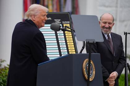 El presidente Donald Trump sonríe durante un evento para anunciar la imposición de nuevos aranceles en la Rosaleda de la Casa Blanca, el miércoles 2 de abril de 2025, en Washington. A la derecha se encuentra el secretario de Comercio, Howard Lutnick. (AP Foto/Evan Vucci)
