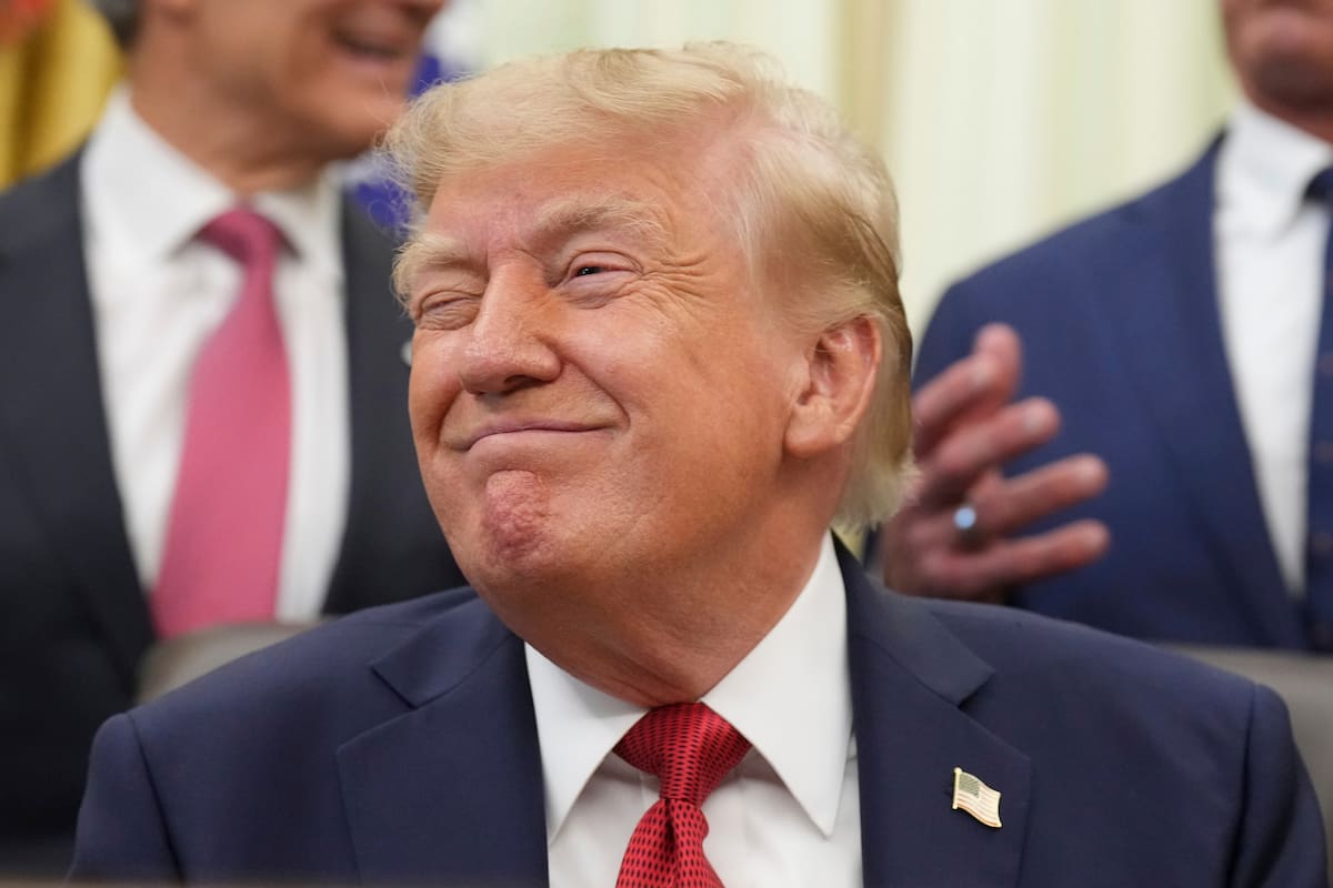 El presidente Donald Trump sonríe durante un acto sobre atención sanitaria en el Despacho Oval de la