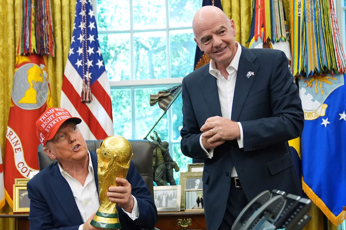 El presidente Donald Trump sostiene el trofeo al campeón de la Copa Mundial en una reunión en la Oficina Oval con el presidente de la FIFA Gianni Infantino. (AP Foto/Jacquelyn Martin, Archivo)