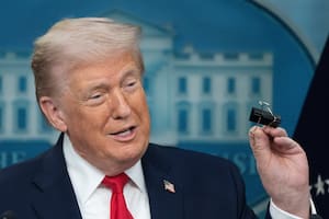 El presidente Donald Trump sostiene un clip durante una conferencia de prensa en la Casa Blanca, el martes 20 de enero de 2026, en Washington