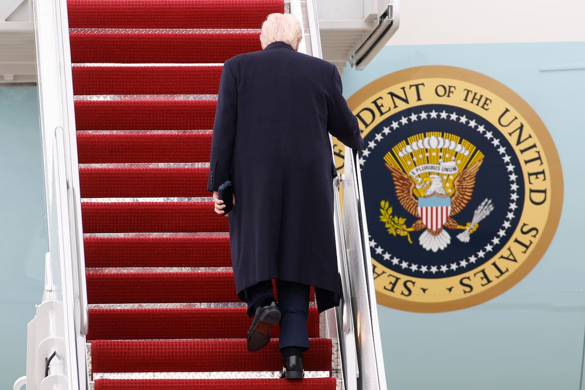El presidente Donald Trump sube las escaleras del Air Force One