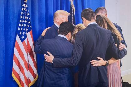 El presidente Donald Trump, unido en oracións con su familia y la pastora Paula White