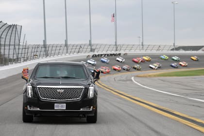 El presidente Donald Trump viaja en la limusina presidencial conocida como "La Bestia" mientras da una vuelta de control antes del inicio de la carrera de automovilismo NASCAR Daytona (Chris Graythen/Pool vía AP)