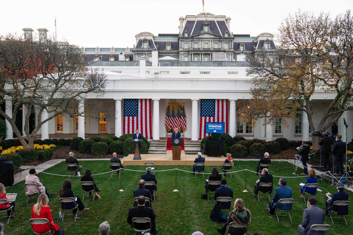 El presidente Donald Trump y Alex Azar, secretario de Salud y Servicios Humanos, hablan en el Jardín de las Rosas durante una conferencia de prensa en la Casa Blanca, en Washington, el 13 de noviembre de 2020, en plena pandemia.