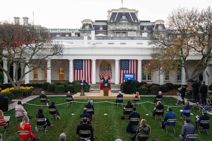 El presidente Donald Trump y Alex Azar, secretario de Salud y Servicios Humanos, hablan en el Jardín de las Rosas durante una conferencia de prensa en la Casa Blanca, en Washington, el 13 de noviembre de 2020, en plena pandemia.