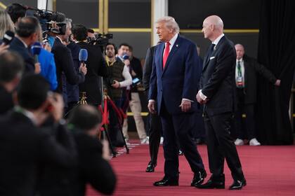 El presidente Donald Trump y el presidente de la FIFA, Gianni Infantino, hablan durante su llegada al Kennedy Center para el sorteo de la Copa Mundial de la FIFA 2026, el 5 de diciembre de 2025 en Washington.