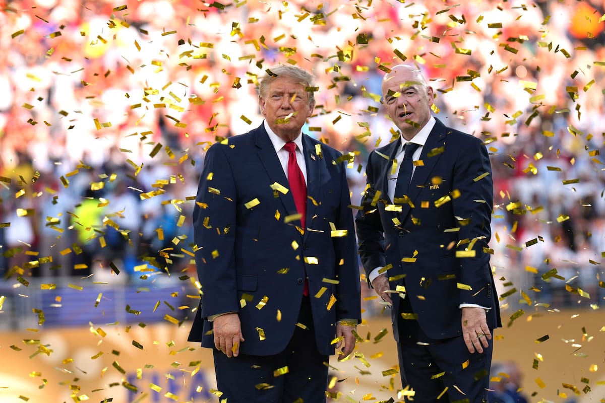 El presidente Donald Trump y el presidente de la FIFA, Gianni Infantino, observan la caída de confeti al finalizar el partido de la final del Mundial de fútbol