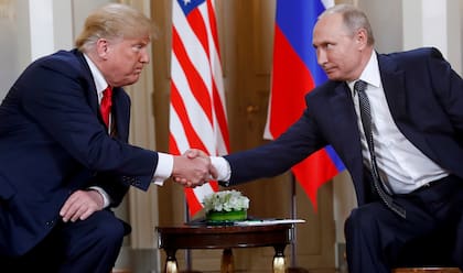 El presidente Donald Trump y el presidente ruso Vladimir Putin se dan la mano al comienzo de una reunión en el Palacio Presidencial en Helsinki, Finlandia, el 16 de julio de 2018