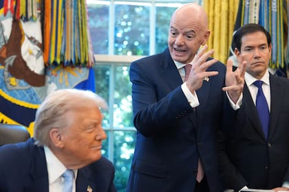 El presidente Donald Trump y el secretario de Estado, Marco Rubio, escuchan mientras el presidente de la FIFA, Gianni Infantino, habla durante una reunión con el grupo de trabajo de la Casa Blanca sobre la Copa del Mundo.