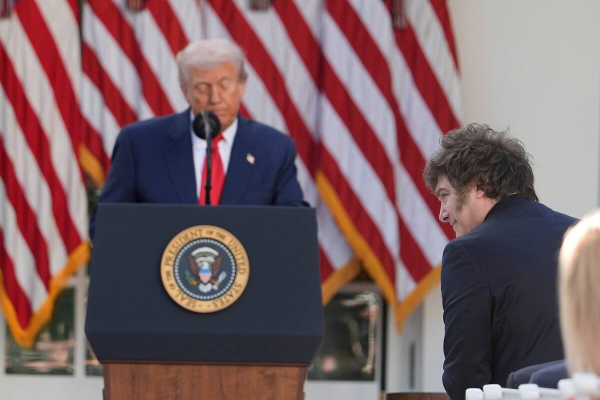 El presidente Donald Trump y Javier Milei, durante un acto en el que se otorgó póstumamente la Medalla Presidencial de la Libertad a Charlie Kirk en el jardín de rosas de la Casa Blanca