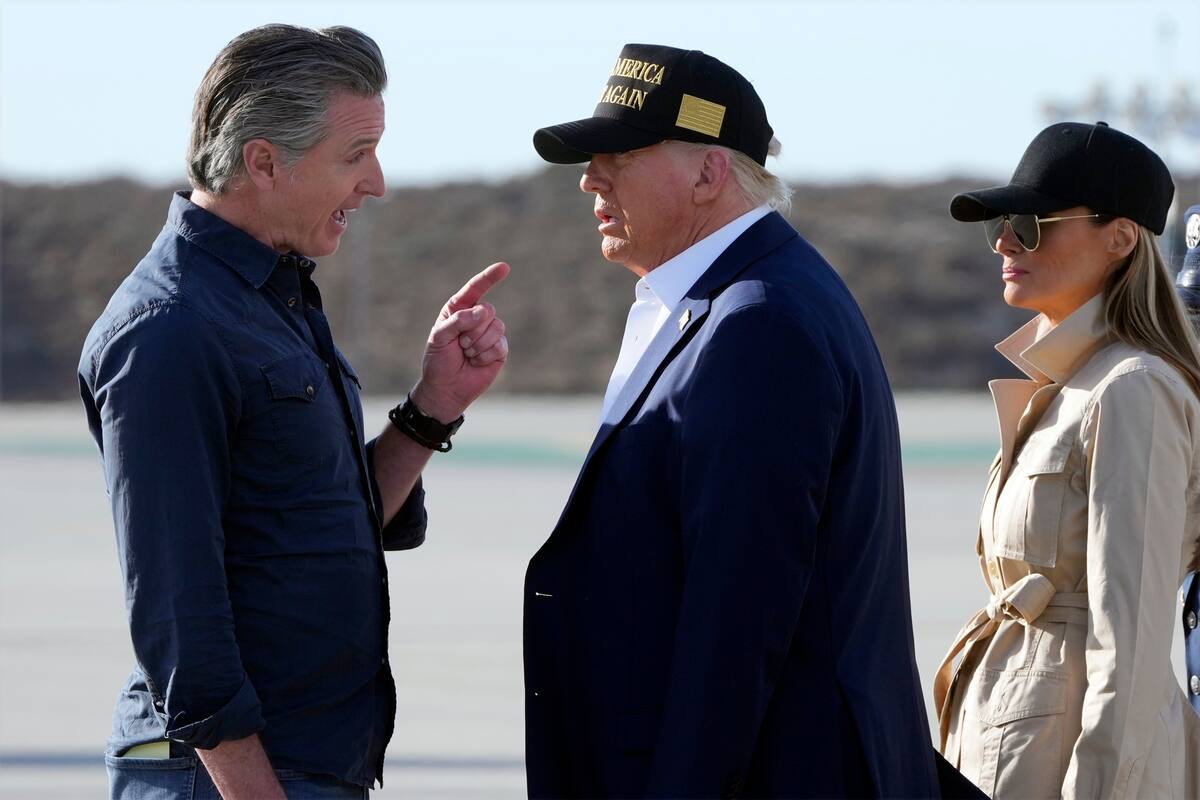 El presidente Donald Trump y la primera dama, Melania Trump, se reúnen con el gobernador de California, Gavin Newsom, después de llegar a bordo del avión presidencial al Aeropuerto Internacional de Los Ángeles, el 24 de enero de 2025, en Los Ángeles. (AP Foto/Mark Schiefelbein, Archivo)