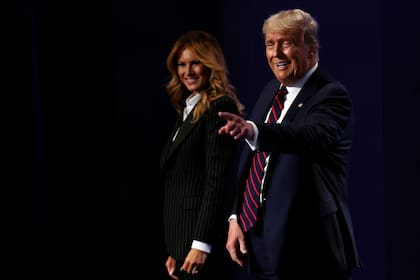 El presidente Donald Trump y la primera dama Melania Trump en el escenario tras el primer debate presidencial