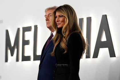 El presidente Donald Trump y la primera dama, Melania Trump, al llegar a la avant premiere del documental "Melania", en el Trump-Kennedy Center en Washington.