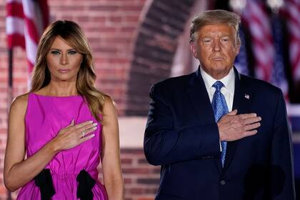 El presidente Donald Trump y la primera dama Melania Trump asisten al discurso de aceptación de Mike Pence para la nominación a la vicepresidencia durante la Convención Nacional Republicana en el Monumento Nacional Fort McHenry el 26 de agosto de 2020 en Baltimore, Maryland