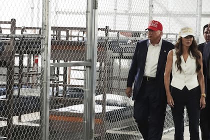 El presidente Donald Trump y la secretaria de Seguridad Nacional, Kristi Noem, en el centro de detención Alligator Alcatraz, en Florida.
