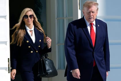 El presidente Donald Trump y la secretaria de Prensa Katie Zacharia, en la Casa Blanca.