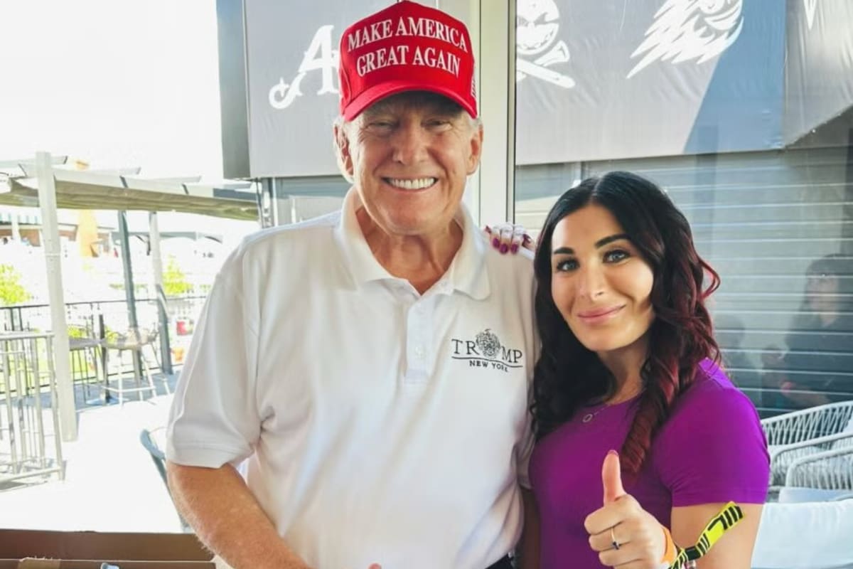 El presidente Donald Trump y Laura Loomer, una figura de la extrema derecha norteamericana.