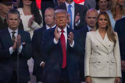 El presidente Donald Trump y su esposa, Melania, junto al secretario de Defensa, Pete Hegseth, en el desfile militar en Washington el sábado 14 de junio.