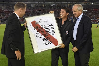 Con Rodolfo D'Onofrio y Jorge Brito, en la noche de los 200 partidos como entrenador millonario; de entrada, el primero quiso a Gallardo como DT para todo su mandato.
