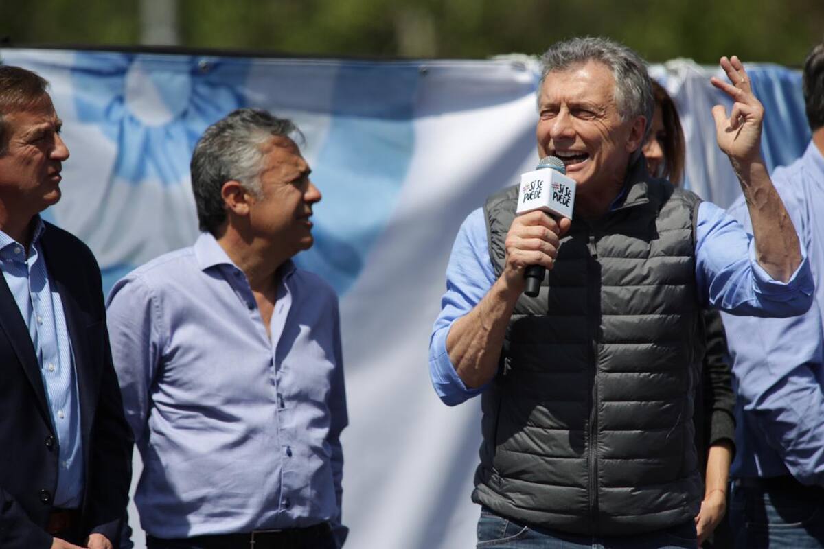 El presidente durante la marcha en Mendoza