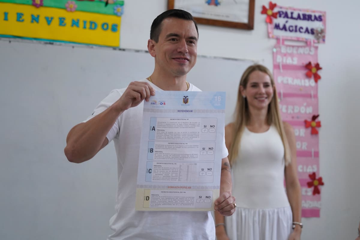 El presidente ecuatoriano, Daniel Noboa, al momento de votar en el referéndum que resultó perdidoso para las intenciones del gobierno