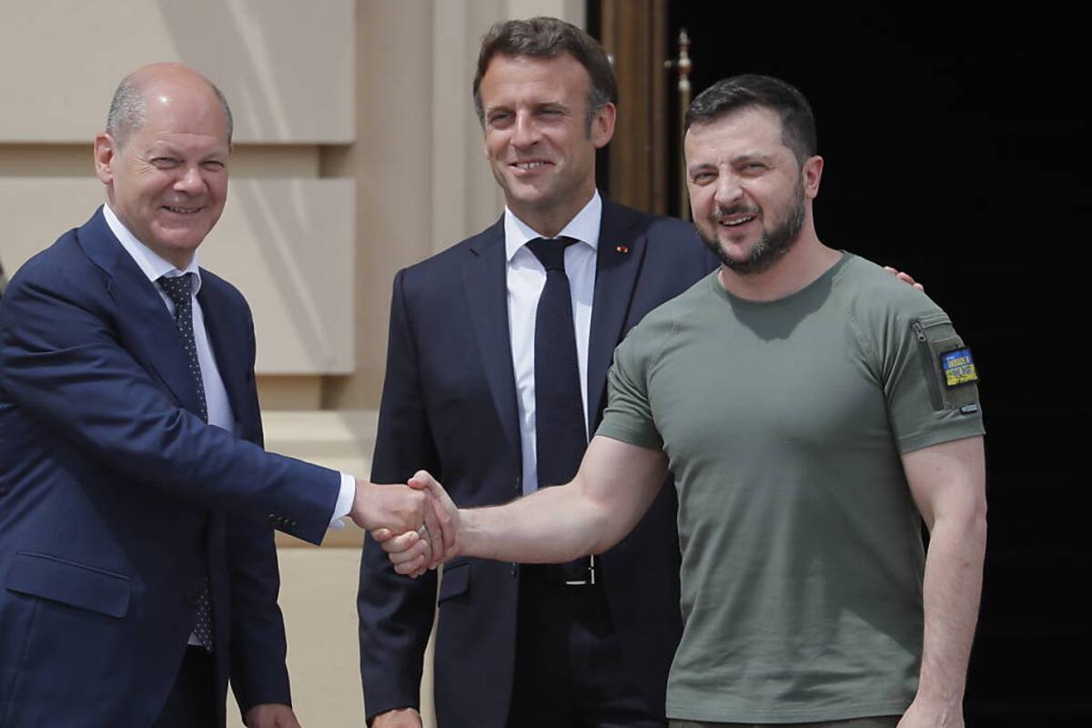 El presidente ed Ucrania, Volodmir Zelensky junto al presidente de Francia, Emmanuel Macon y el canciller de Alemania Olaf Scholz