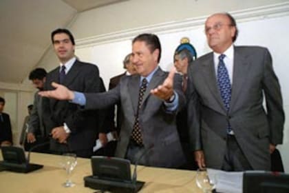 La pesificación asimétrica fue una medida económica aplicada en Argentina en el año 2002 durante la presidencia de Duhalde y consistió en la conversión forzosa a pesos de los depósitos y las deudas en dólares bajo reglas diferentes para bancos, ahorristas y deudores.