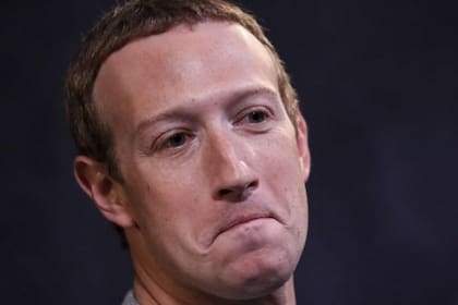 El presidente ejecutivo de Facebook, Mark Zuckerberg, maneja cuatro de las aplicaciones más descargadas de la última década