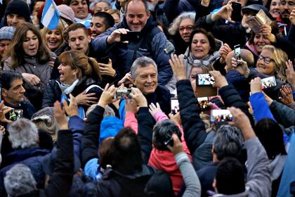 El Presidente, el senador y la gobernadora junto con el candidato a intendente local