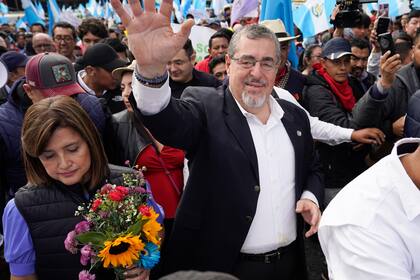 El presidente electo Bernardo Arévalo, en el centro, encabeza una marcha en protesta por la interferencia judicial en las elecciones que ganó en agosto en la Ciudad de Guatemala, el jueves 7 de diciembre de 2023. (AP Foto/Moisés Castillo)