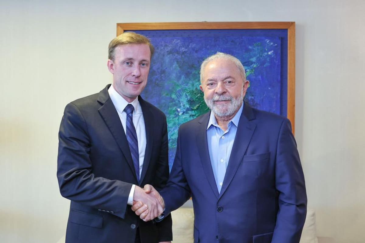 El presidente electo de Brasil Lula da Silva junto al asesor de Seguridad Nacional de EE.UU., Jake Sullivan en Brasilia, el 5 de diciembre de 2022.