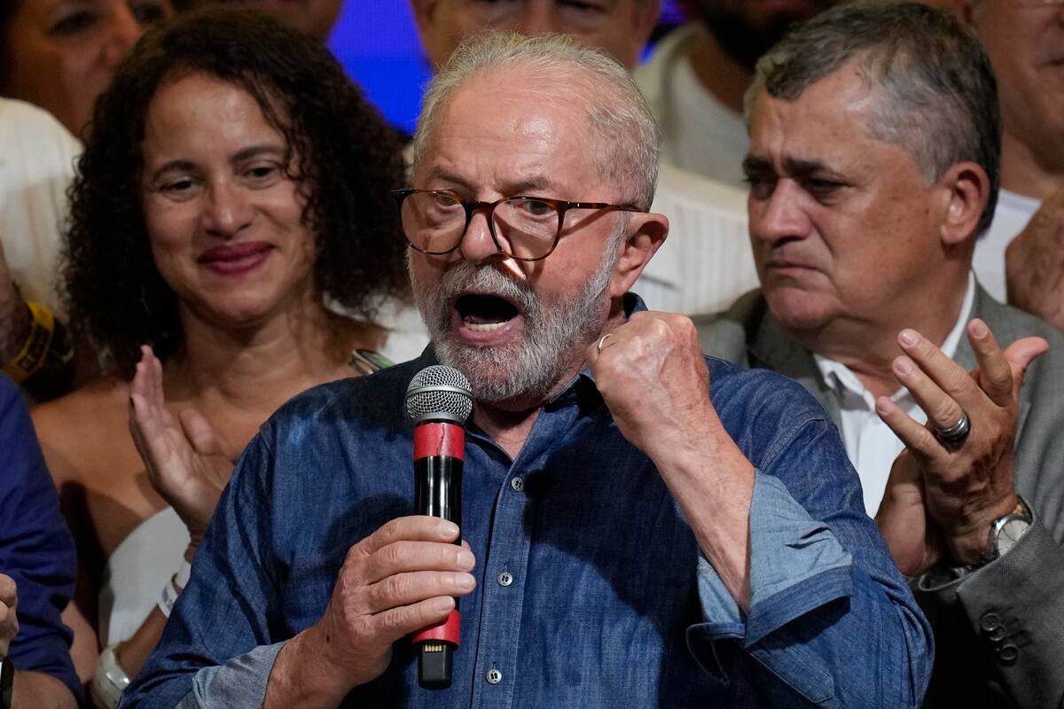 El presidente electo de Brasil, Lula da Silva, da su discurso de victoria ante manifestantes en la Avenida Paulista de San Pablo (AP Photo/Andre Penner)