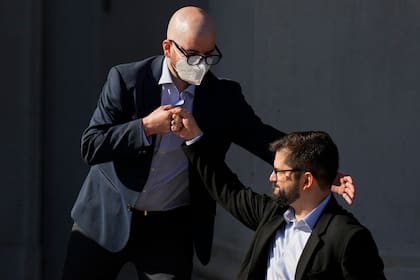El presidente electo de Chile, Gabriel Boric, a la derecha, golpea con el puño a Giorgio Jackson, a quien designó como su Secretario General de la Presidencia.